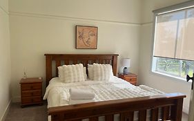 Homey Beach Cottage With Spa, Walk To Beach